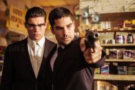 Die Gangster-Brüder Seth und Richie Gecko sind Bankräuber, Mörder und Vergewaltiger. Auf der Flucht vor der Polizei landen sie in einen Stripclub voller Vampire. Die Serienfassung von "From Dusk Till Dawn" ist nicht so kultig wie das Original. Immerhin bemühen sich die Darsteller Zane Holtz (links) und D.J. Cotrona darum, cool zu sein. Ihren Kinovorbildern Quentin Tarantino und George Clooney können Sie aber zu keiner Zeit das Wasser reichen. (Bild: Netflix)