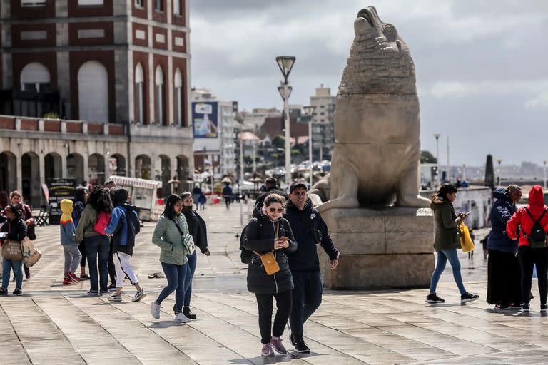 Después de un viernes casi de playa, hoy Mar del Plata volvió a sentir frío y mucho viento