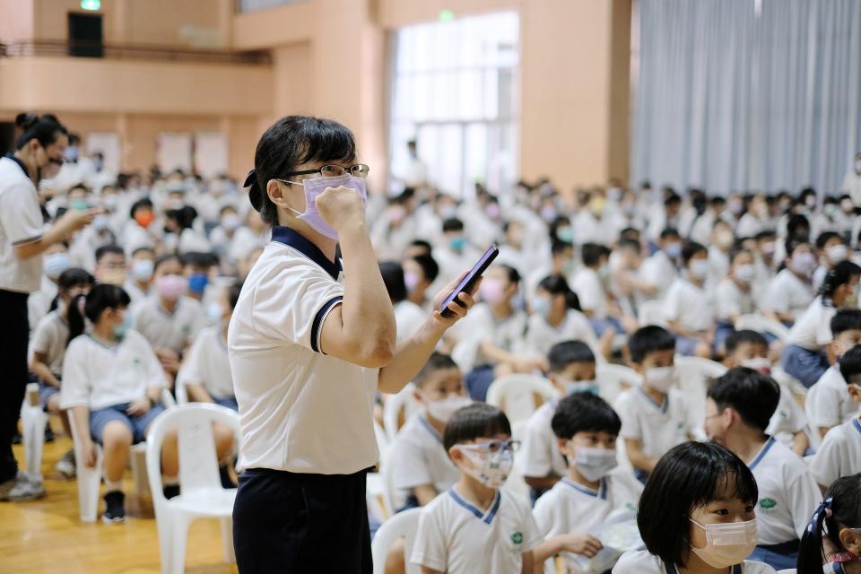 慈小猜歌王遊戲，各班導師透過線上平臺Google classroom，既正確又快速的上傳答案。