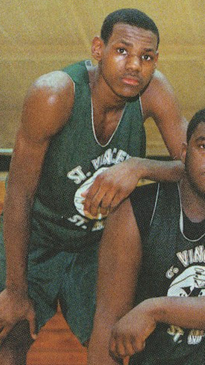 James at 15 years old posing with his fellow basketball teammates