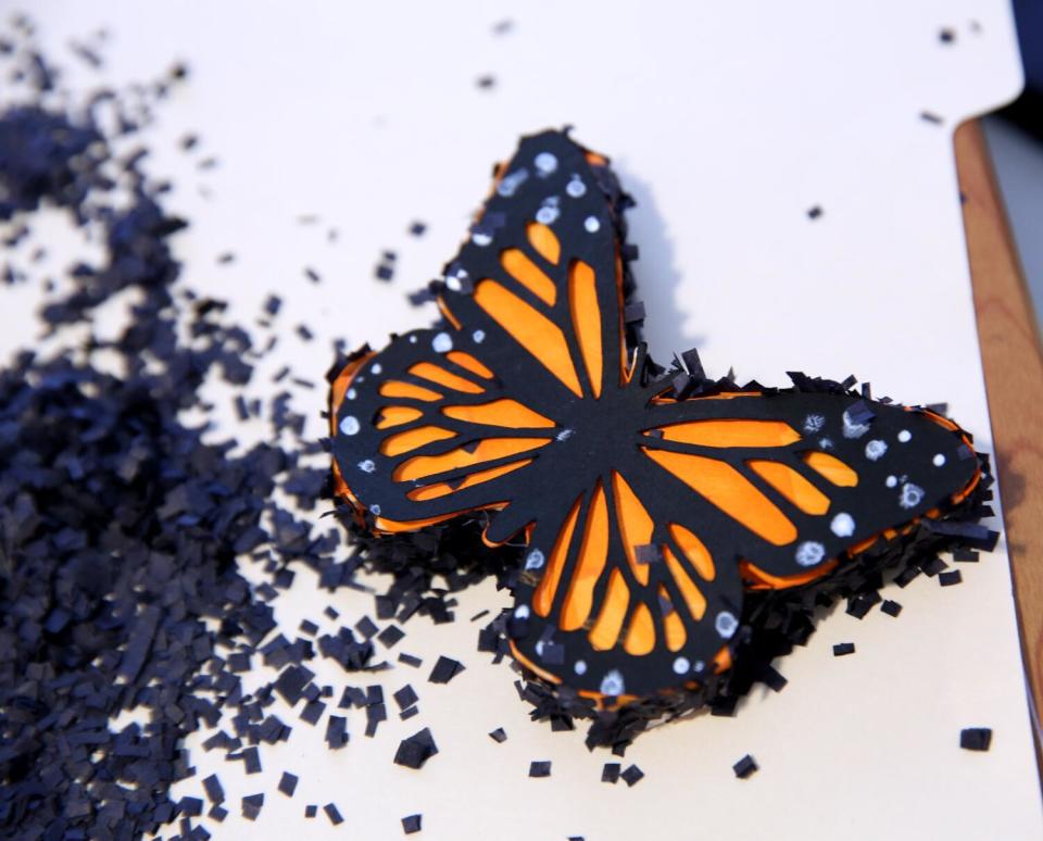 Isaías Rodríguez crea mini piñatas como esta mariposa monarca.