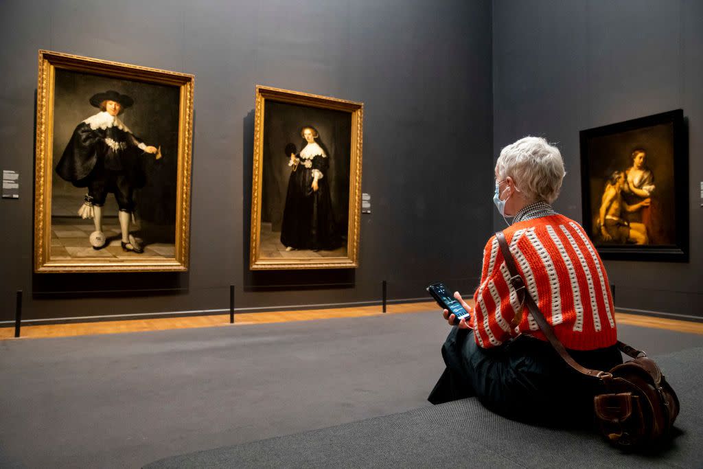 visitors wear face masks at rijksmuseum in amsterdam