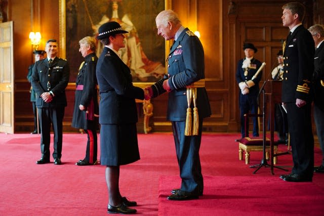 Pc Stephanie Rose, in police uniform, shakes hands with the King