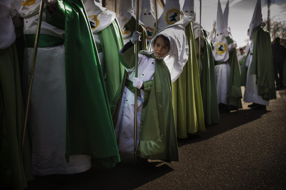 <p>A penitent of the Virgen de la Esperanza brotherhood waits for the beginning of a Holy Week procession in Zamora, Spain, April 2, 2015. (AP Photo/Andres Kudacki) </p>