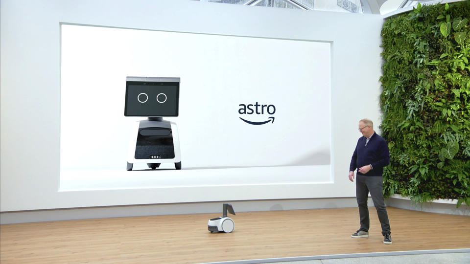 Non specificato - 28 settembre: in questo screenshot, il vicepresidente senior, dispositivi e servizi, Dave Limb presenta Amazon Astro durante l'annuncio di dispositivi e servizi di Amazon del 28 settembre 2021.  (Foto di Jamie McCarthy/Getty Images)