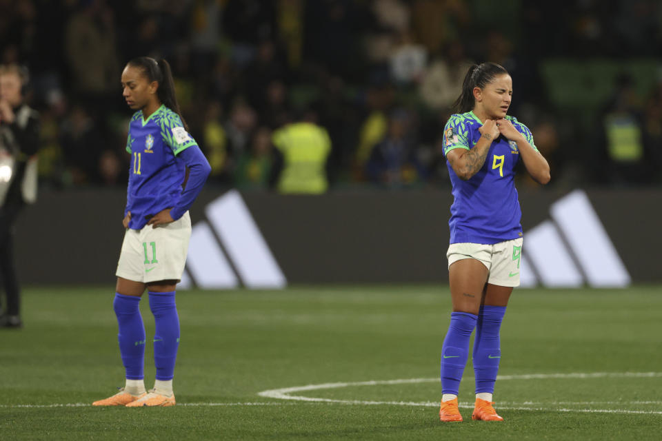 Las brasileñas Debinha (derecha) y Adriana reaccionan tras el empate 0-0 contra Jamaica que decretó su eliminación en el Mundial femenino, el miércoles 2 de agosto de 2023, en Melbourne, Australia. (AP Foto/Hamish Blair)