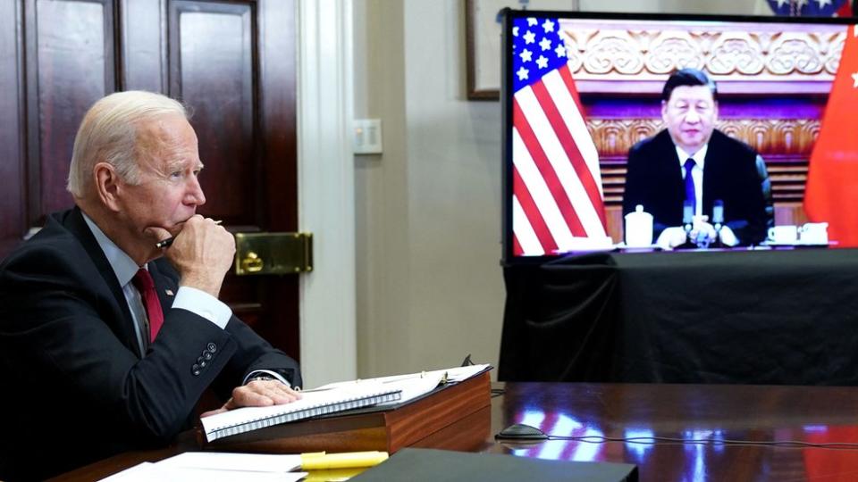 El presidente de EE.UU., Joe Biden, en una reunión virtual con el presidente de China, Xi Jinping