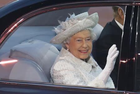 Britain's Queen Elizabeth waves as she arrives during the opening ceremony for the 2014 Commonwealth Games at Celtic Park in Glasgow, Scotland, July 23, 2014. REUTERS/Suzanne Plunkett