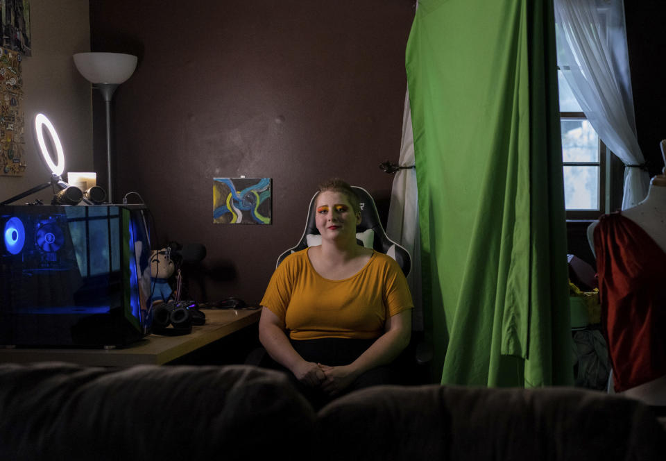 Riley, de 21 años, una videojugadora que transmite en directo en YouTube y Twitch, en Naugatuck, Connecticut, el 15 de julio de 2022. (Christopher Capozziello/The New York Times)