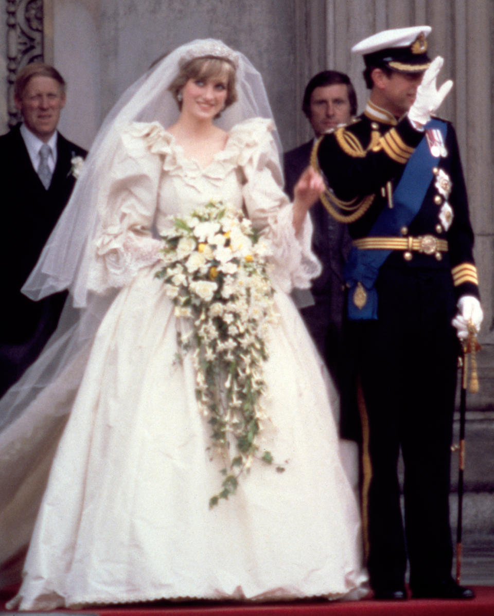 Heute würden Diana und Charles ihren 35. Hochzeitstag, auch die Korallenhochzeit genannt, feiern. Am 29. April 1981 hätte keiner gedacht, dass diese Ehe nicht so lange halten wird. An diesem Tag war die 20-jährige Diana eine echte Märchenprinzessin und strahlte übers ganze Gesicht. Auch der 13 Jahre ältere Bräutigam Prinz Charles lächelte und mit ihm über eine Milliarde Menschen – ein absoluter Rekord.