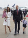 <p>Der Herzog und die Herzogin von Cambridge landeten am 17. Juli 2017 mit ihren Kindern Prinz George und Prinzessin Charlotte in Polen. Für ihren Auftritt am Warschauer Flughafen trug Charlotte ein Paar Mary-Jane-Schuhe von Doña Carmen, während George sein gestreiftes Hemd in seine navyfarbenen Shorts steckte. [Foto: Getty] </p>