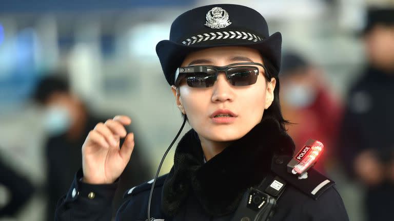 Estas gafas de la policía de China usan un sistema de reconocimiento facial en vivo similar al que está probando Reino Unido.