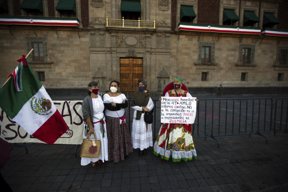 Las 'Adelitas', seguidoras del presidente López Obrador que fueron a manifestar su apoyo afuera de Palacio Nacional. (AP Photo/Fernando Llano)