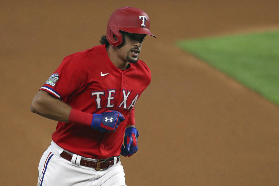 El dominicano Ronald Guzmán, de los Ranger de Texas, recorre las bases luego de conectar un jonrón de dos carreras ante los Atléticos de Oaklande, el sábado 12 de septiembre de 2020, en el primer juego de una doble cartelera (AP Foto/Richard W. Rodriguez)