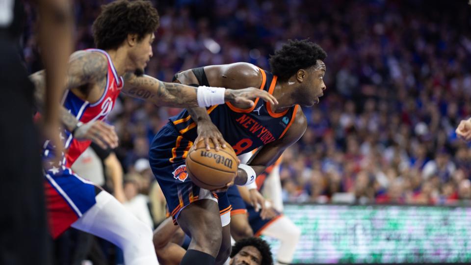 28 Apr 2024; Philadelphia, Pennsylvania, AS; Pemain bertahan New York Knicks OG Anunoby (8) mengambil bola lepas di depan pemain tengah Philadelphia 76ers Joel Embiid (21) selama babak pertama pertandingan keempat babak pertama playoff NBA 2024 di Wells Fargo Center. Kredit wajib: Bill Streicher-USA TODAY Sports