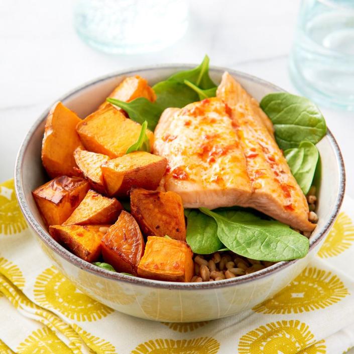 <p>Harissa adds Moroccan flavor to this healthy grain bowl recipe without needing a long list of ingredients. Just 5 ingredients is all you need to get dinner (or a packable lunch) on the table in under an hour!</p>
