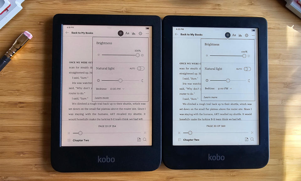 Der Kobo Clara Colour und der Kobo Clara 2E stehen nebeneinander. 