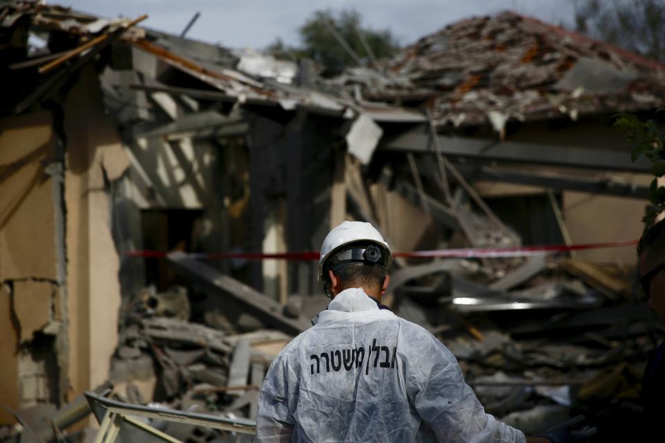 In der Nähe der israelischen Küstenmetropole Tel Aviv ist ein Haus von einer Rakete getroffen worden. (Foto: Ariel Schalit/AP/dpa)