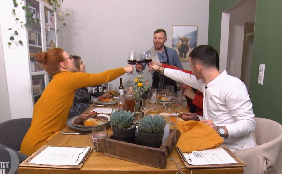 Kalt ist's bei Brian, da braucht es wärmende Getränke: Tag 4 beim "Perfekten Dinner" in Schwerin. (Bild: RTL)