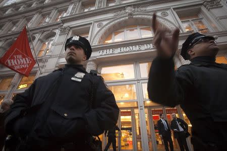 Police stand guard outside a Home Depot store following a shooting in Manhattan's Chelsea neighborhood of New York, January 25, 2015. REUTERS/Carlo Allegri