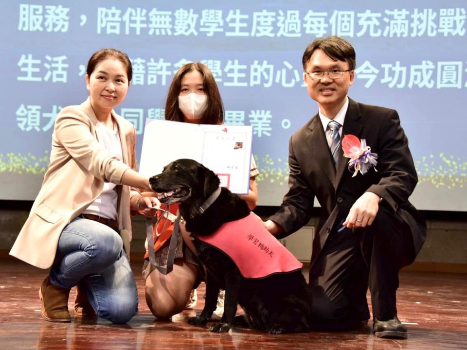 12歲的學習輔助犬Pretty今天獲頒畢業證書。（圖：高市明華國中提供）