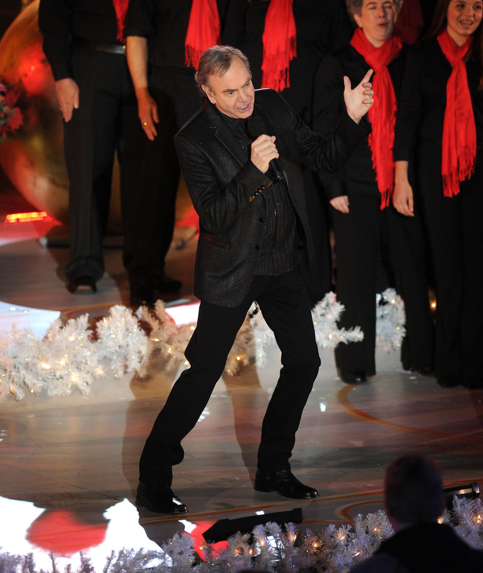 NEW YORK, NY - NOVEMBER 30: Neil Diamond performs at the 2011 Rockefeller Center Christmas tree lighting on November 30, 2011 in New York City. (Photo by Jason Kempin/Getty Images)