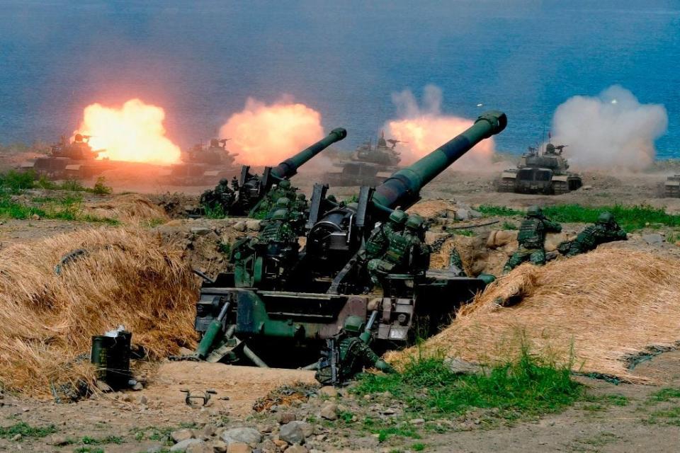 US-made CM-11 tanks (in background) are fired in front of two 8-inch self-propelled artillery guns during the 35th "Han Kuang" (Han Glory) military drill in southern Taiwan's Pingtung county on May 30, 2019