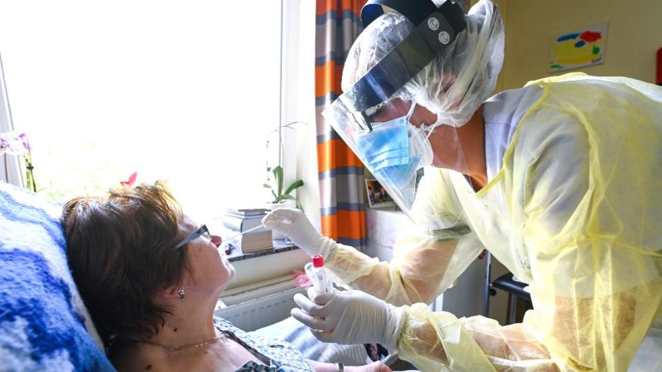 Doctora haciendo prueba del covid-19 a una paciente.