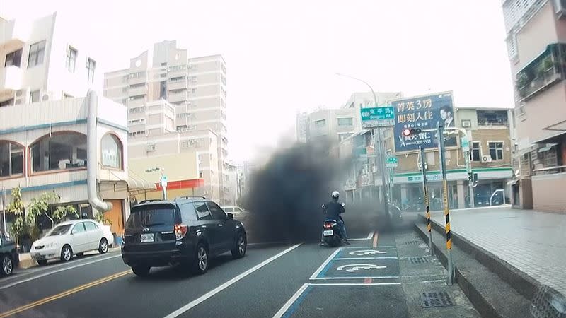 台南市某大樓疑測試發電機試轉，啟動瞬間噴出濃密黑煙。（圖／翻攝自臉書路上觀察學院）