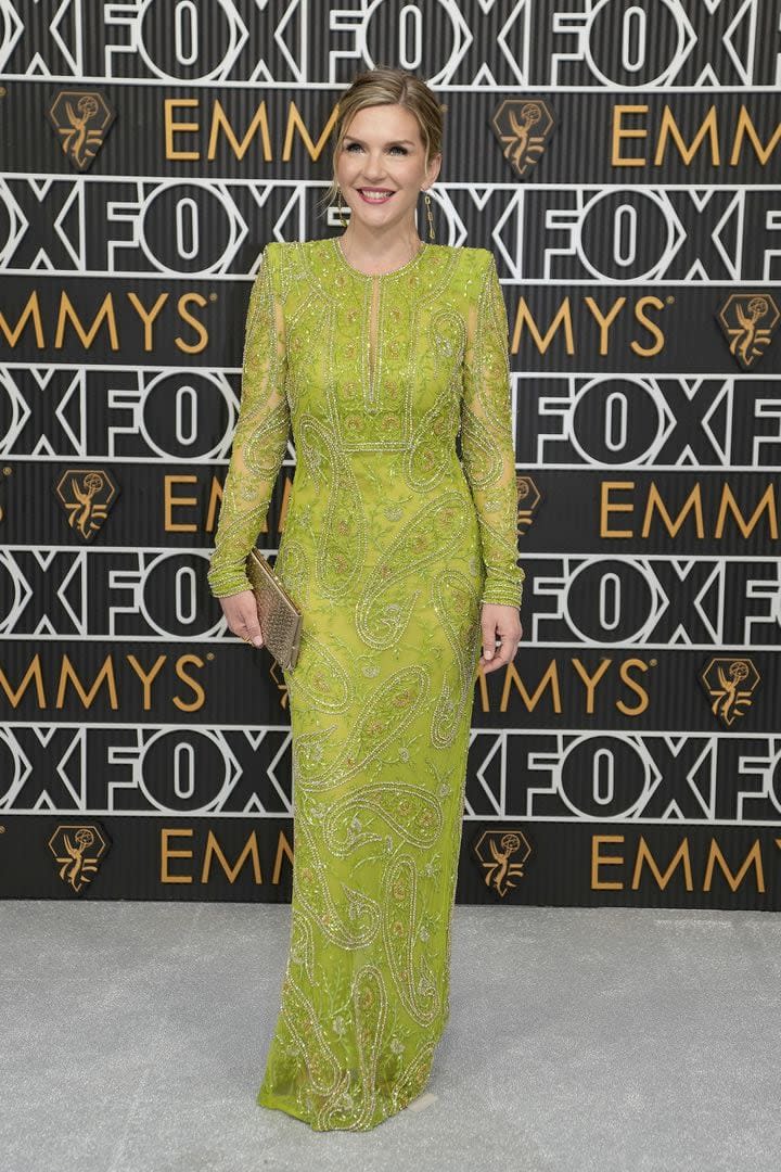 Rhea Seehorn también eligió un diseño en color verde. La actriz que se lució en Better call Saul llevó un vestido de Naeem Khan
 