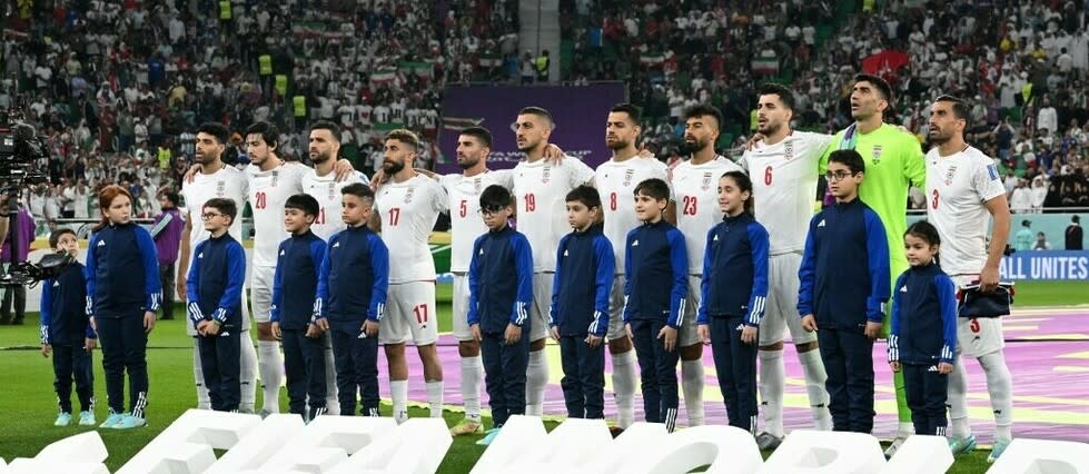 Les joueurs iraniens ont entonné leur hymne national face aux États-Unis, un match hautement symbolique sur le plan géopolitique.  - Credit:PATRICK T. FALLON / AFP