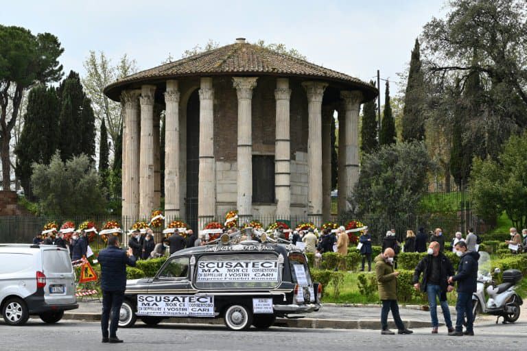 Des employés de pompes funèbres manifestent à Rome contre l'interruption des services funéraires, le 16 avril 2021. - Andreas SOLARO © 2019 AFP