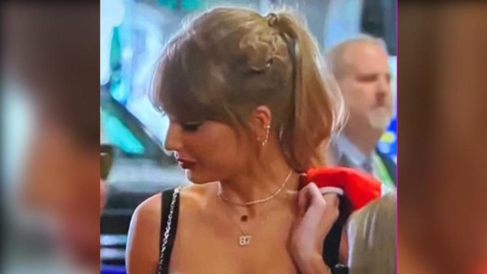 泰勒絲（Taylor Swift）戴上刻有87號的項鍊為男友凱爾斯加油。（圖／翻攝自 X）