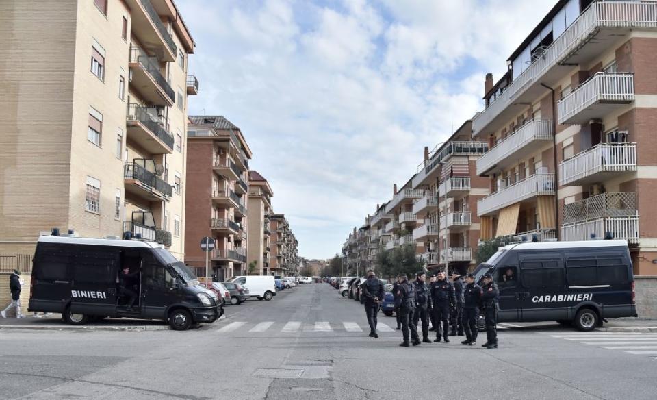 Un’immagine di Ostia durante i controlli dei Carabinieri. La città romana è una base per il clan Spada (foto: Getty Images)