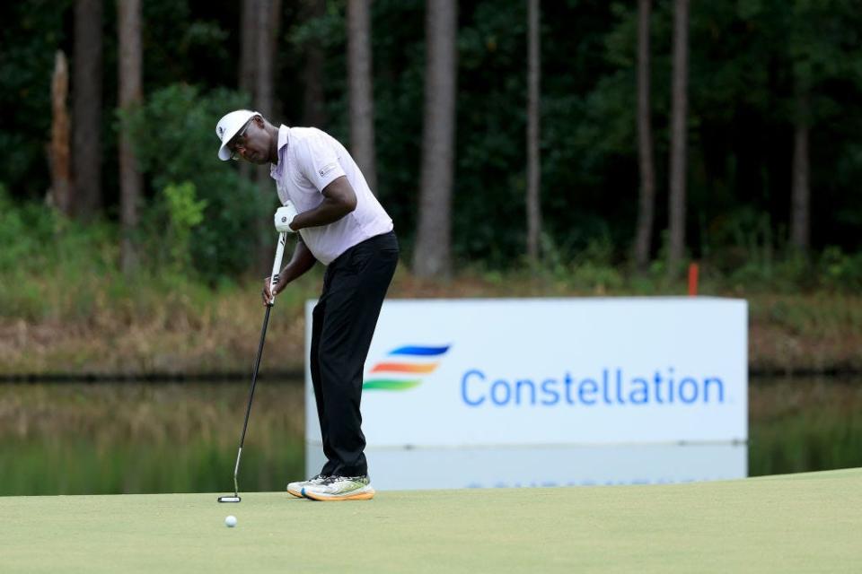 Vijay Singh de Ponte Vedra Beach hace un putt en el green 15 del Timuquana Country Club el 5 de octubre en la segunda ronda del Constellation Furyk & Friends.