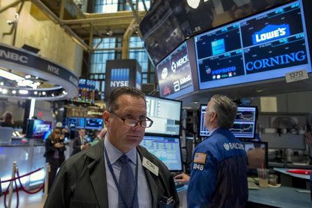 Traders work on the floor of the New York Stock Exchange September 23, 2015. REUTERS/Brendan McDermid