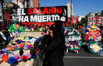 Foto del viernes de una manifestación en Buenos Aires por la "muerte" del salario mínimo en Argentina