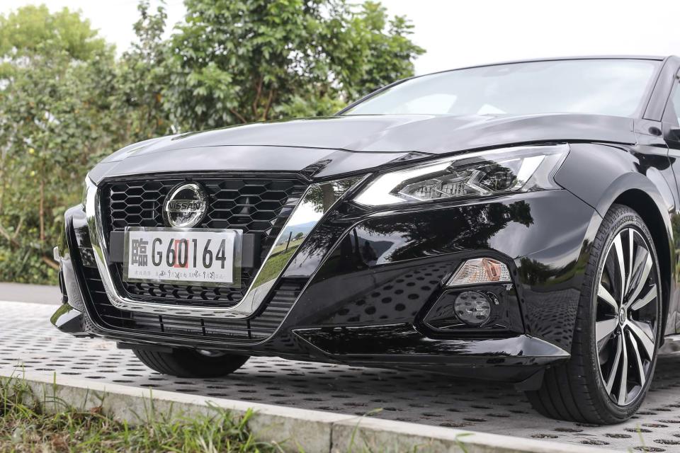 Altima 採 Nissan V-Motion 2.0 設計語彙，搭載全 LED 頭燈。