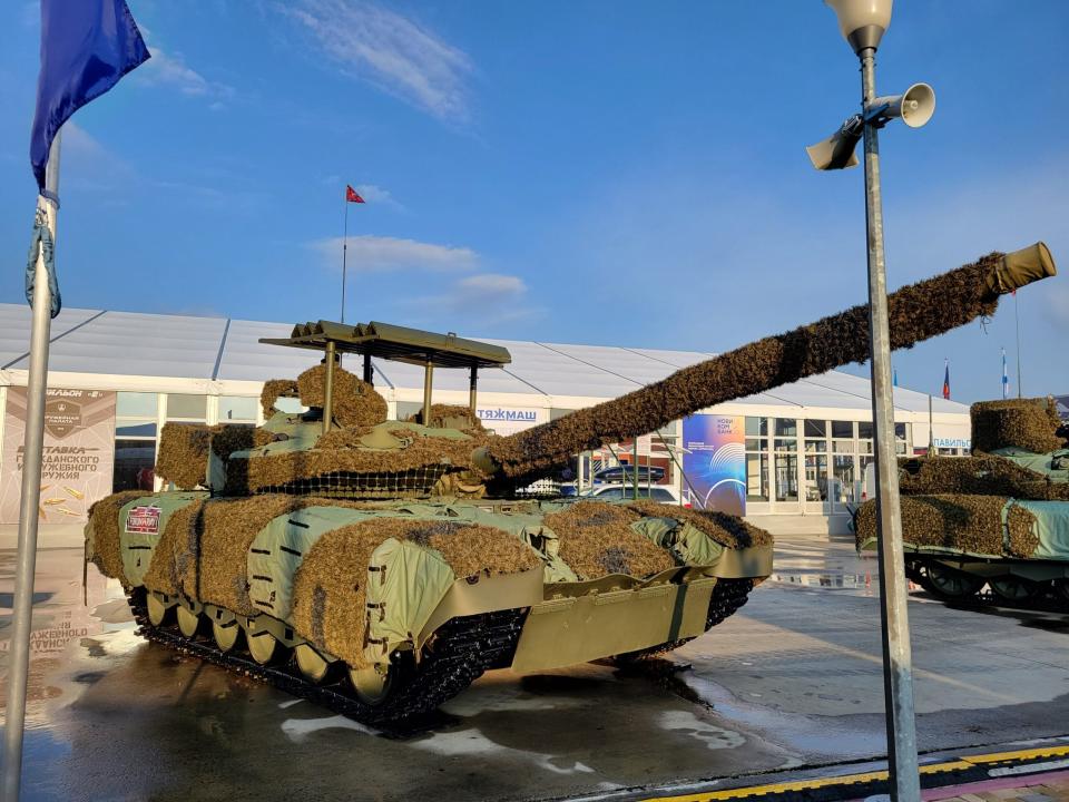 Основной боевой танк Т-80БВМ с новым капотом и камуфляжной пленкой.  <em>Майкл Джердев/@MuxelAero</em>