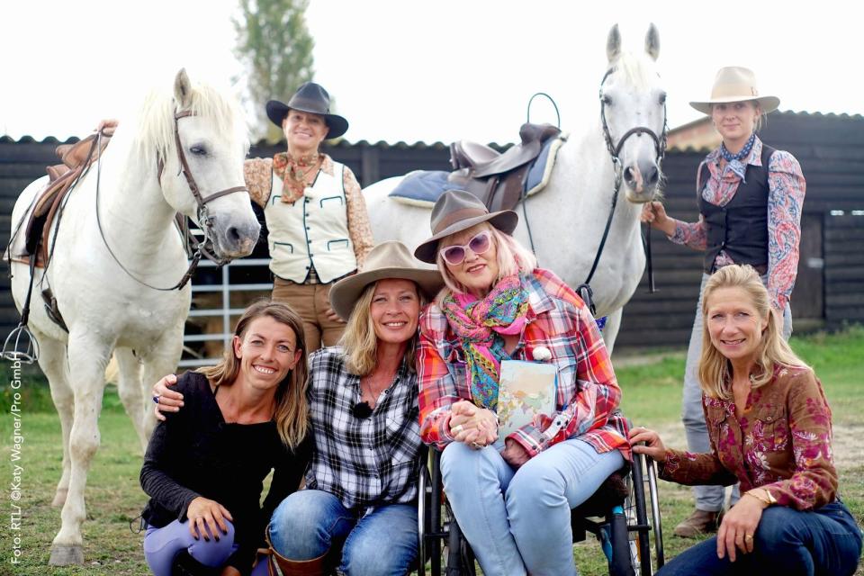 Nach Südfrankreich, auf zu den schönen Pferden: Gaby Köster (Zweite von rechts) genießt im Kreis ihrer Freundinnen, Verwandten und Förderinnen eine glückliche Reise. (Bild: RTL / Katy Wagner / Pro GmbH)