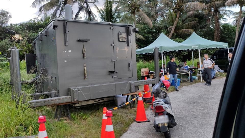 中科院11日晚間在台東成功鎮海邊射擊火砲，不過現場 觀測人員不願證實是否為愛國者飛彈或天弓飛彈，只說 「支持國防，愛我們國家」。（中央社）