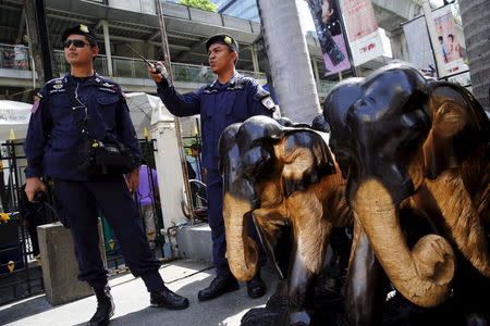 Thai police stand guard at Erawan Shrine, the site of the recent bomb blast, in Bangkok August 30, 2015. REUTERS/Jorge Silva