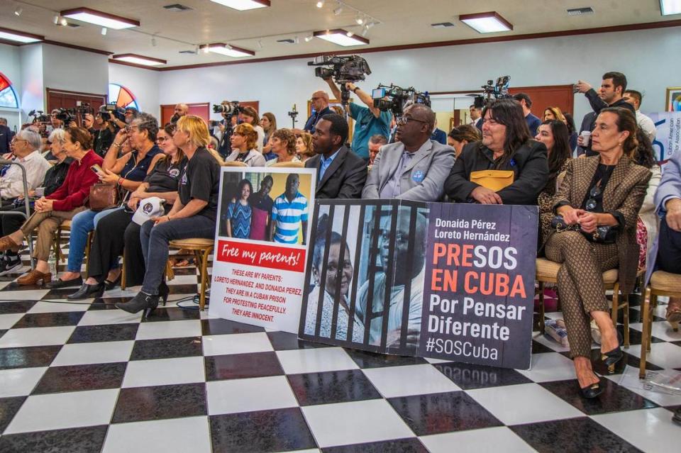 Ex presas políticas cubanas exhibieron varias pancartas durante un evento organizado por la Asociación de Abogados Cubano Americano (CABA), para pedir la liberación de las presas políticas en Cuba