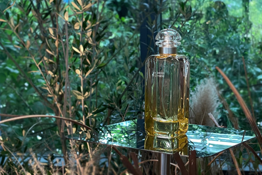 極簡瓶身中：Hermès 用香水「Un Jardin à Cythère」描繪希臘島嶼的金燦花園。