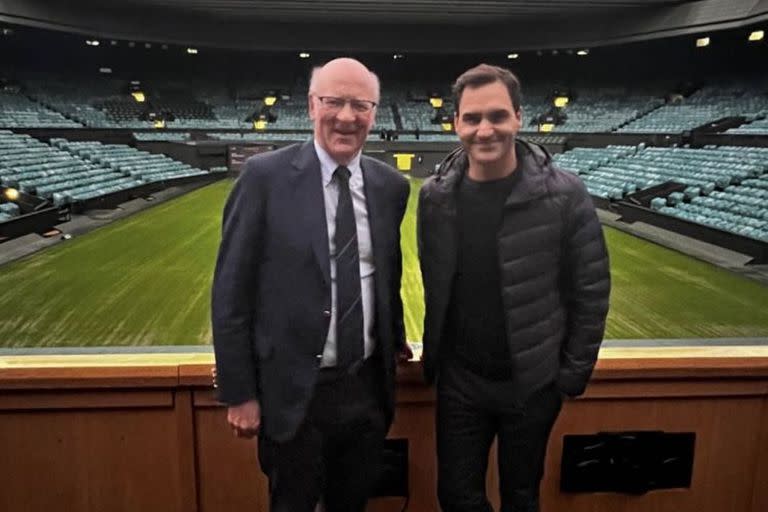Roger Federer en Wimbledon, con el presidente del club, Ian Hewitt