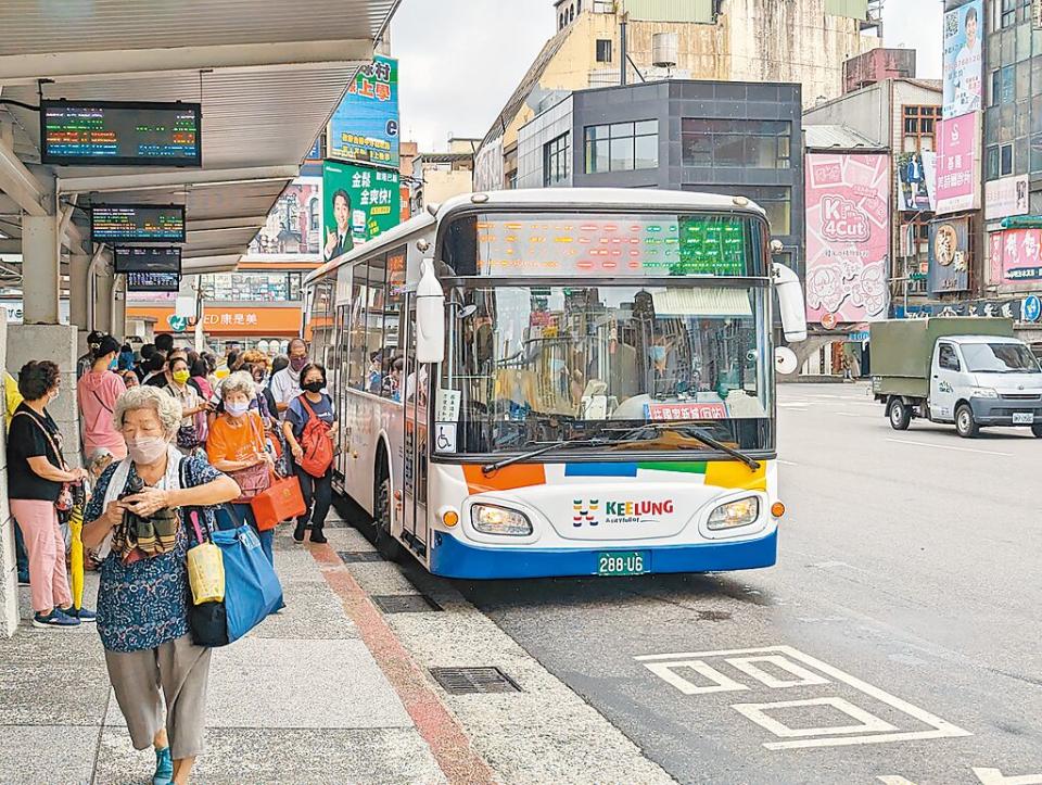 基隆市公車處長期虧損，基隆市政府向中央爭取經費，將於今年下半年開始做基隆市公車路網優化研究評估。（張志康攝）