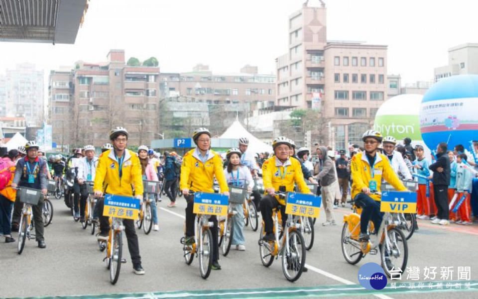 市長與貴賓領騎市府廣場。