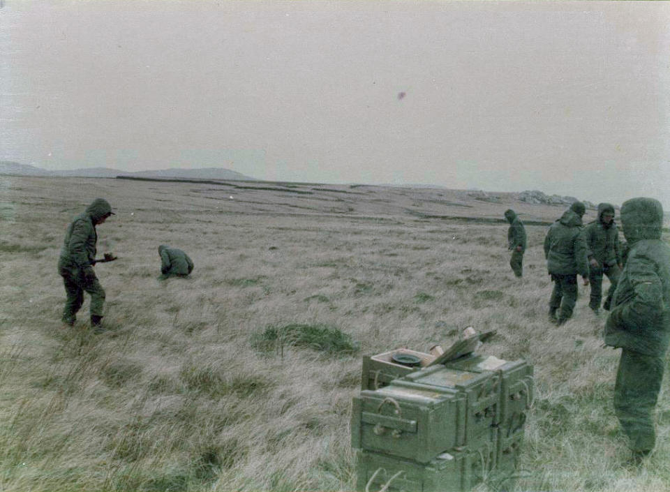 En esta imagen de 1982, cortesía de Diego Carlos Arreseigor, aparece su unidad del ejército argentino colocando minas antipersona durante la batalla de Monte Longdon, en la Guerra de las Malvinas que enfrentó a Argentina y Gran Bretaña por el control del archipiélago. Argentina perdió la guerra por las islas del Atlántico Sur luego de que sus soldados se embarcaron una invasión hace 37 años, una humillación internacional que se cobró la vida de 649 soldados argentinos y 255 británicos. (Diego Carlos Arreseigor via AP)