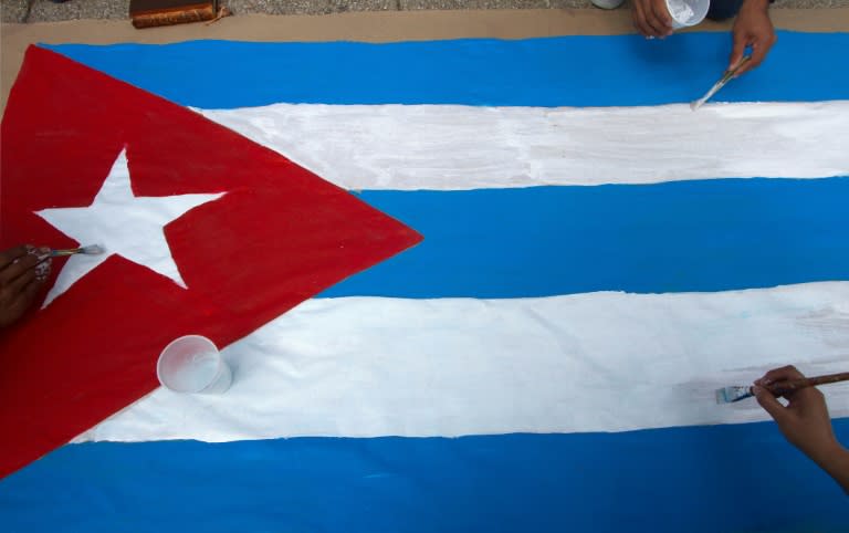 Dos personas pintan una bandera de Cuba el 14 de noviembre de 2012 en Ciudad de México (Pedro Pardo)