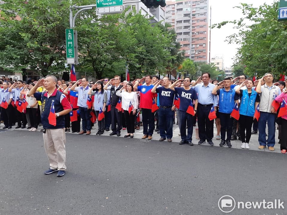 嘉義市經國新城今天上午舉行升旗典禮，由隸屬於黃復興黨部的黃國嘉黨部主委胡台虎領軍。   圖：蔡坤龍/攝